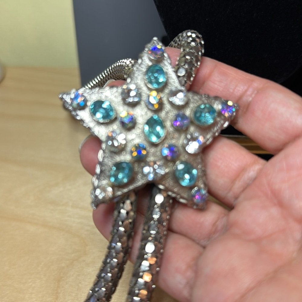 Omg!!! Fantastic vintage embellishment star on silver tone mesh scale bolla tie